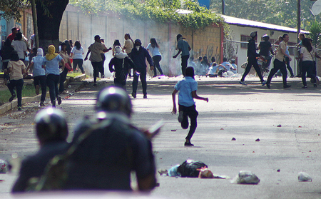 Los estudiantes esparcieorn basura en la calle