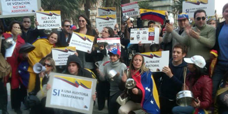El cacerolazo fue convocado justo a la hora en la que Maduro reciba la llave de la ciudad