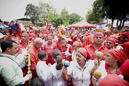 Miles de visitantes nacionales e internacionales desbordaron las calles de Yare para disfrutar de este ritual mágico religioso.