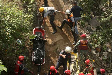 Un helicóptero de la PNB que realizaba labores de búsqueda se precipitó a tierra luego de enredarse entre los cables de alta tensión de las torres eléctricas.