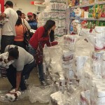 Mucha tensión y largas colas enfrentaron los tequeños durante el día de ayer en las instalaciones del mercado Central Madeirense