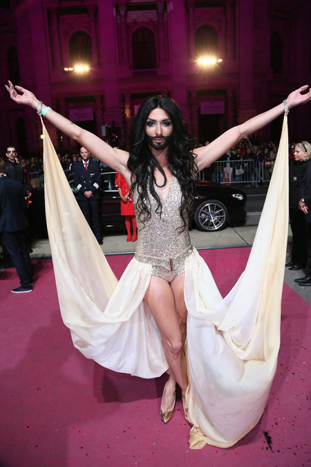 Conchita decidió aparecerse en la Life Ball de Viena con unos rizos que hacen recordar a Kim