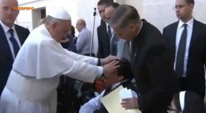 Esto durante los 14 segundos que el Papa tiene sus manos sobre él. Francisco quita las manos y continúa su ronda de saludos.