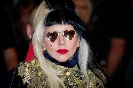 Gaga hizo este viernes en Nueva York, su primera gran aparición pública tras su operación de cadera