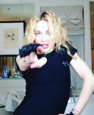 La reina del pop deleitó a sus fanáticos con su primer clip en la red social grabándose en el baño