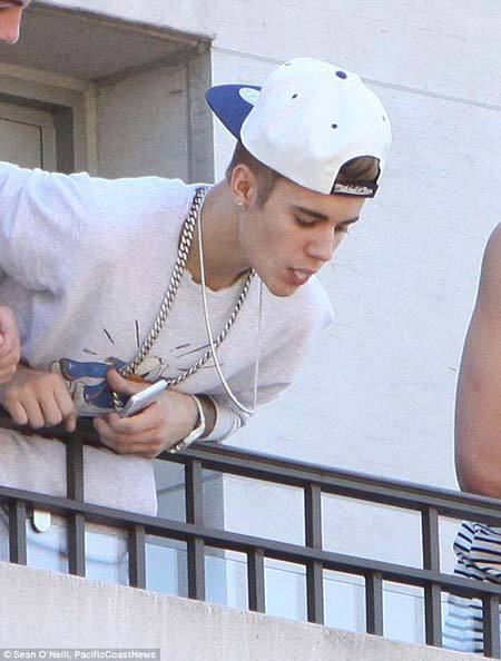 Justin Bieber, fue pillado escupiendo desde un balcón a la multitud de fans que se agolpaban a la puerta de su hotel