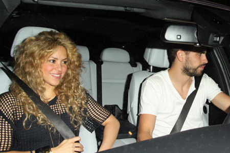 En la foto se observa a la pareja en su propio coche y a Shakira con una sonrisa de oreja a oreja