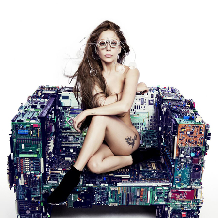 Lady Gaga dedicó una de las canciones de su último trabajo discográfico, ARTPOP, a su gran amiga