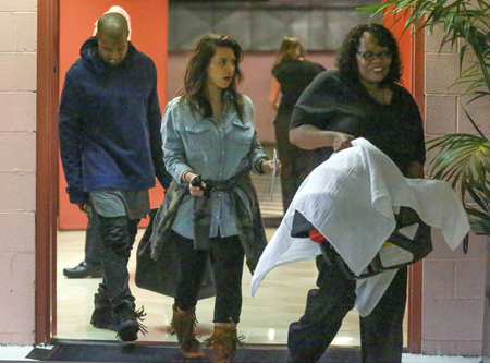 Kim lució muy natural con una cara libre de maquillaje, unas leggins negras y camisa de jean