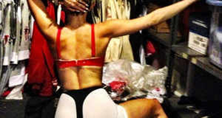 La intérprete de We Can´t Stop aparece posando de espaldas en un closet