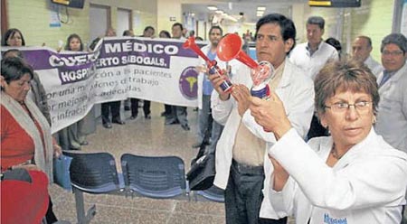 15.000 médicos peruanos acatan una huelga indefinida a nivel nacional