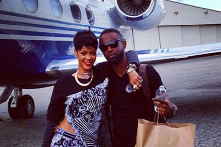 Rihanna promocionó su línea de ropa mientras volaba en su jet