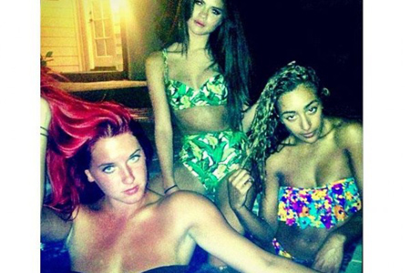 Selena publicó una fotografía en Instagram en la que aparece con dos amigas luciendo un traje de baño floreado