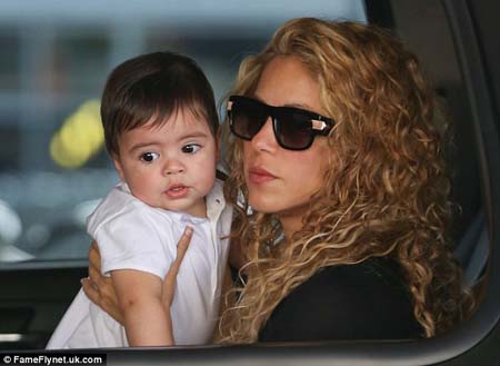 El pequeño Milan viaja con su madre en los viajes, durante los cuales la cantante lo exhibe con orgullo