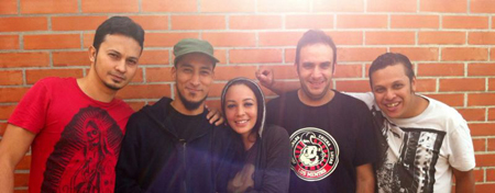 04-04 Los integrantes de Canibal Monkeys se preparan para su toque en Caracas