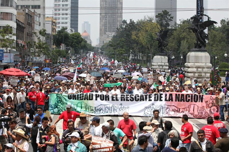 El acto de este domingo se llevó a cabo horas antes de que Peña Nieto anuncie una reforma fiscal que puede implicar la aplicación del IVA a alimentos y medicinas