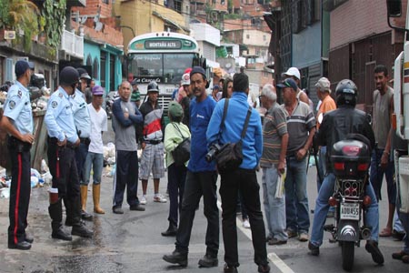 Los habitantes de la comunidad El Chorrito, en la carretera vieja Caracas- Los Teques, se alzaron ayer ante el exceso de desechos sólidos.