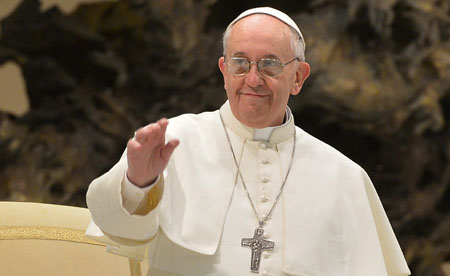 Seis meses después de su elección, el papa telefonea a cualquiera, envía muchas cartas, incluso a desconocidos, y se comunica a toda costa
