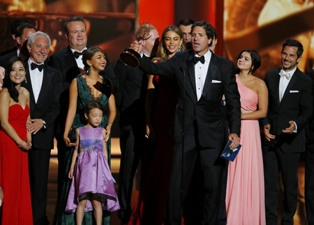 El elenco y equipo de la serie Modern Family juntos al momento de recibir el galardón