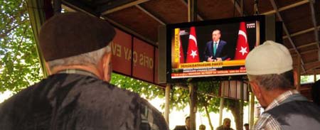 Kurdos escuchan el discurso del Erdogan