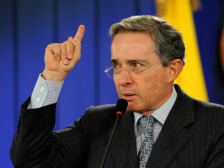 ¨Me siento en la obligación de hacer política mientras tenga energía", argumentó Uribe