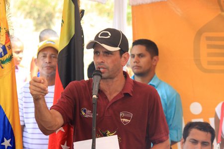 Capriles realizó una nueva entrega de créditos productivos y enseres a un grupo de habitantes de Valles del Tuy.