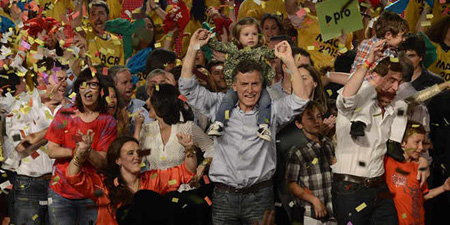 "Voy a ser el presidente del cambio en 2015", dijo Macri al celebrar el triunfo del Pro en Buenos Aires, rodeado de jóvenes con camisetas de "Macri 2015"