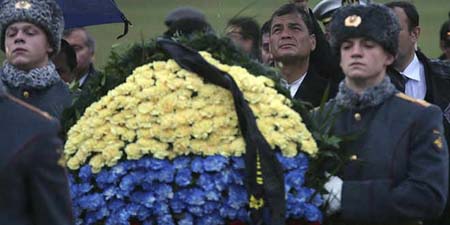 Correa presentó ofrenda floral al pie de la Llama Eterna del cementerio Piskariov de San Petersburgo