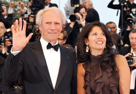Ella pide la tutela de su hija Morgan, de 16 años, otorgando derechos de visita a Clint Eastwood