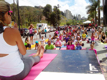 El bulevar Gerardo y Dorcas de San Antonio de Los Altos se vistió de rosa para recibir a la reconocida Lilian Tintori, quien ofreció una clase de yoga gratuita para concienciar a la población de Altos Mirandinos sobre la prevención del cáncer de mama.