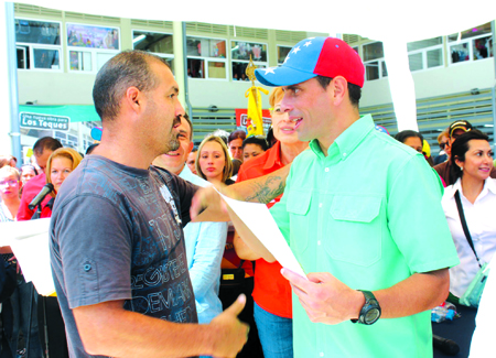 Ayer el gobernador del estado Miranda, Henrique Capriles Radonski, hizo acto de presencia en la plaza del Mercado Plaza Los Teques para hacer la entrega de créditos productivos para la economía informal y el plan “Mi Bodega”.