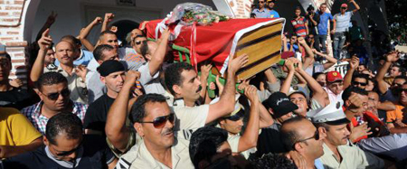 Funeral de una de las seis víctimas de los enfrentamientos de ayer