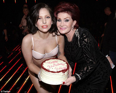 Sharon y Gaga estuvieron un tiempo juntas hablando en el backstage