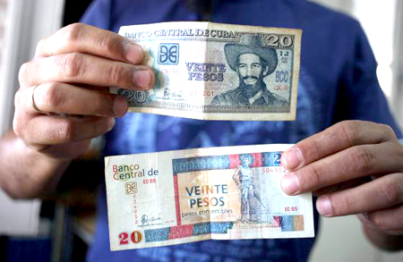 Un billete de 20 pesos cubanos (CUP), arriba, y otro de pesos convertibles (CUC), abajo