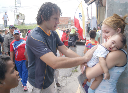 Garcés saludó a los vecinos y evaluó -junto a ellos- calles deterioradas y paredes con filtraciones que afectan a la comunidad