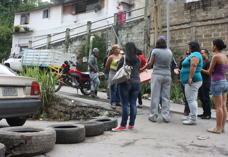 Por más de cinco horas, vecinos del callejón El Chapellín de El Vigía, tomaron las calles para exigir respuestas por parte de Hidrócapital, quienes dejaron un hueco en el medio de la carretera.