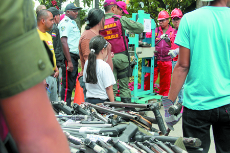 Este viernes funcionarios del Destacamento Oeste de la Guardia del Pueblo dirigieron el acto de inutilización de armas de fuego en la plaza Bolívar de Los Teques.