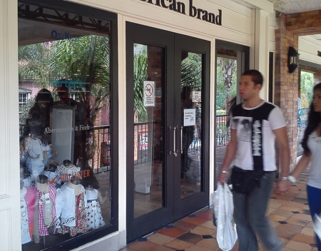 En el CC La Cascada aún no retoman el horario “normal” . ARCHIVO