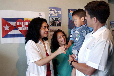 Además de las decenas de miles de médicos y personal de salud que Cuba mantiene en Venezuela, este año comenzó el envío de 4.000 galenos a Brasil