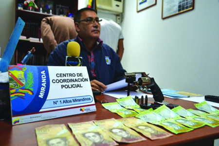 El titular jefe del Centro de Coordinación Policial N°1, comisario Oswaldo Villegas dio a conocer los detalles de la detención donde se incautó un arma.
