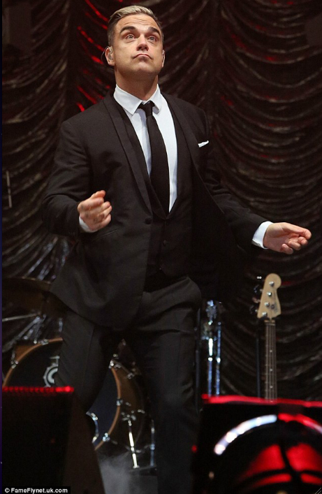 Robbie Williams ha revelado que planea someterse a cirugía plástica