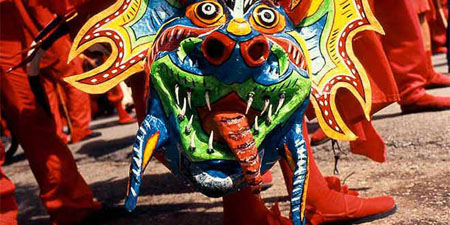 Quienes participan durante años en esta manifestación cultural, tienen vestimentas coloridas y máscaras decoradas con cachos que simulan el rostro de demonio