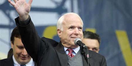 John McCain, republicano, y Chris Murphy, demócrata, expresaron este domingo el apoyo de Estados Unidos a la oposición europeísta ucraniana y fueron aclamados por las entre 150.000 y 200.000 personas