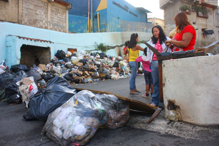 Más de 60 vecinos se apostaron en la vía principal de la referida comunidad y ahí se mantuvieron hasta que tres camiones recolectores de basura lograron liberar la zona de los desechos