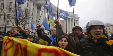 No obstante, la amenaza de un nuevo estallido de violencia sigue latente, ya que el líder de la organización ultranacionalista Sector de Derechas, Dmitri Yarosh, rechazó de inmediato el acuerdo al asegurar que sus partidarios no se fían de Yanukóvich