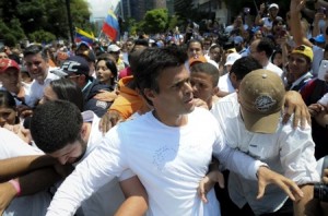 L”PEZ SE ENTREGA A LA GUARDIA NACIONAL VENEZOLANA EN UNA PLAZA CARAQUE—A