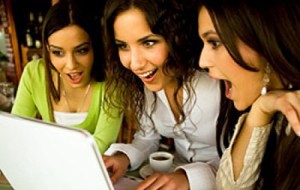 Surprised women looking at laptop, canon 1Ds mark III