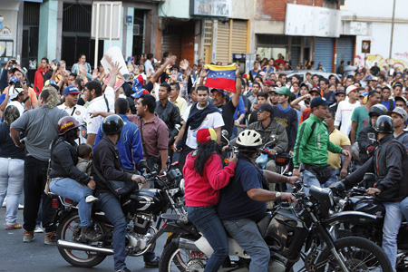 *Vecinos de Guaicaipuro, Carrizal y Los Salias tomaron las calles en protesta por la detención del coordinador nacional de Voluntad Popular y por la muerte de jóvenes en los últimos días.
