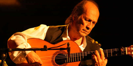 Según informaron en España fuentes próximas a la familia, el guitarrista sufrió un infarto cuando estaba jugando en la playa con su hijo Diego, de 10 años