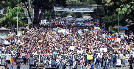 Los estudiantes universitarios marcharon en sana paz este lunes desde la Plaza Brión en Chacaíto, hasta la sede de la Conatel, en Las Mercedes. NEWS FLASH / JC
